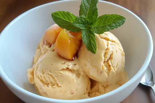 Kremowe domowe lody brzoskwiniowe z wanilią i świeżymi kawałkami